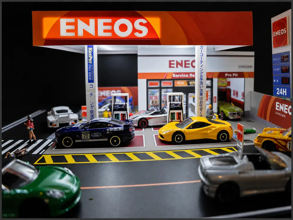 Estación ENEOS, fotografiada en la vitrina de Automovilia
