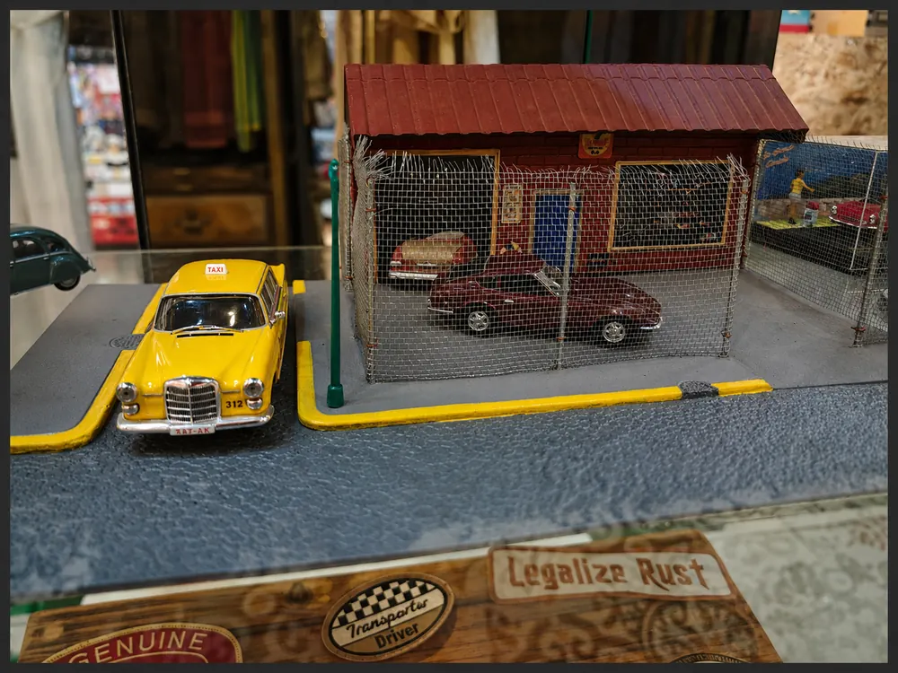 La calle del taxi, fotografiada en la vitrina de Automovilia
