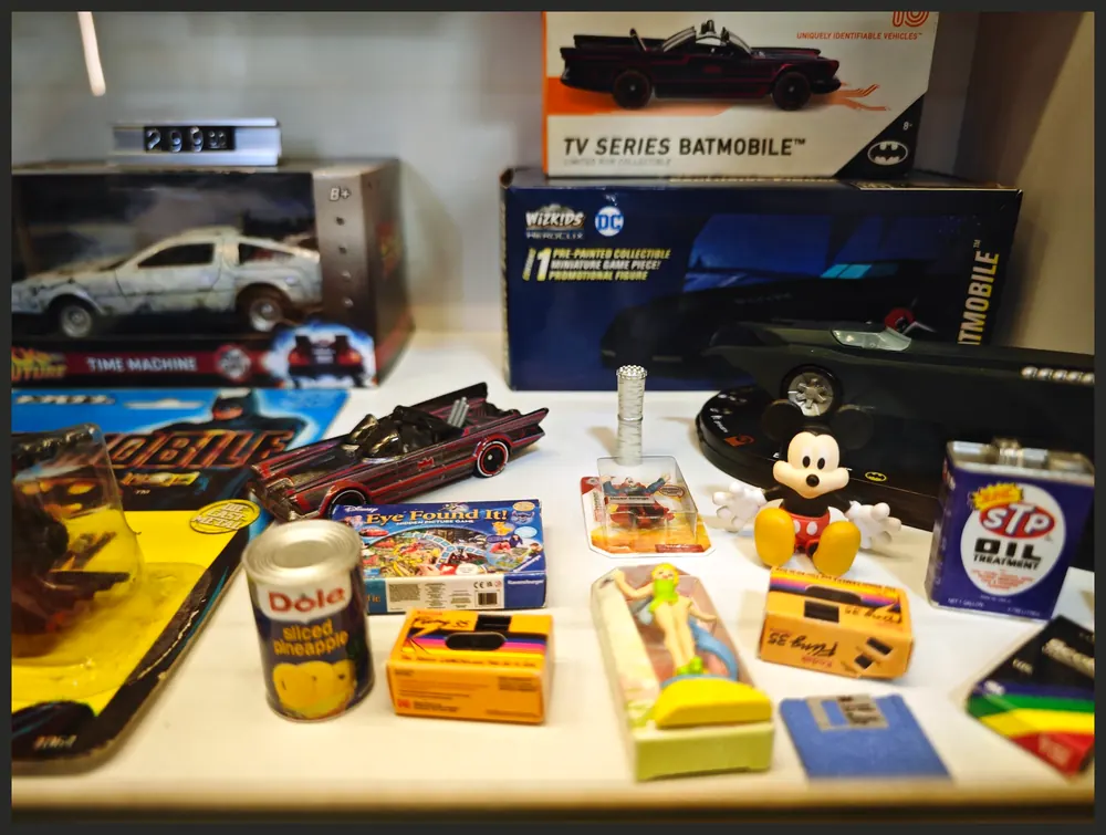 Batmobile y otras rarezas, fotografiada en la vitrina de Automovilia