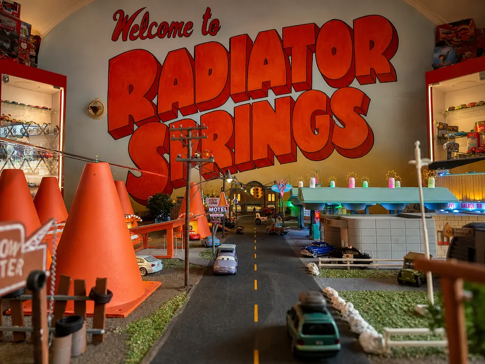 Diorama de Radiator Springs con el letrero pintado «Welcome to Radiator Springs» al fondo
