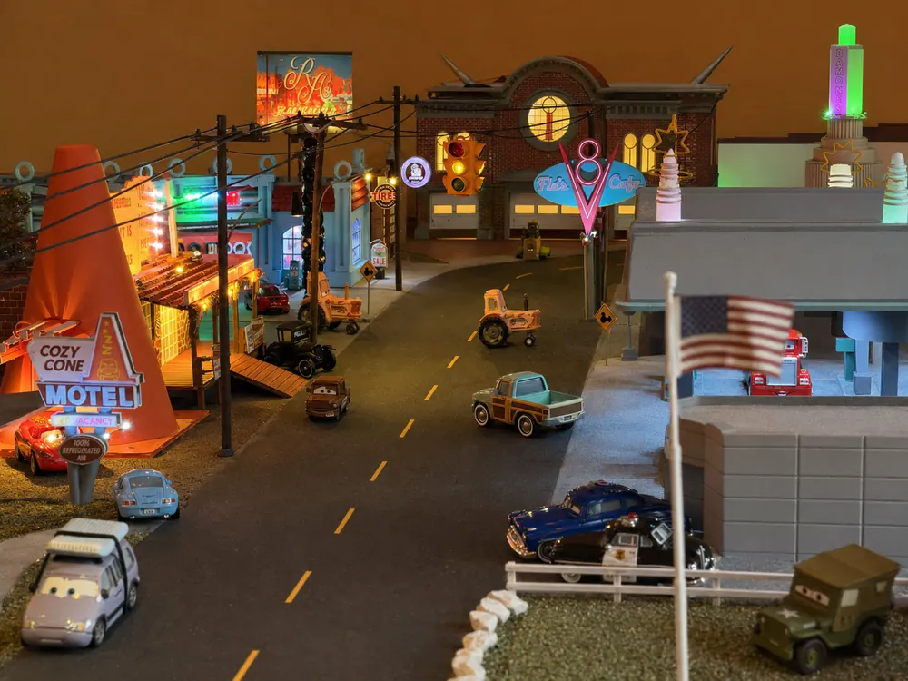 Vista general del pueblo con el Cozy Cone Motel, los cables de luz y la bandera