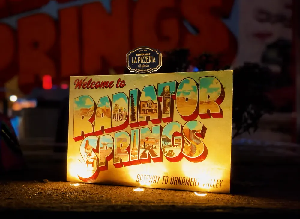 Cartel iluminado «Welcome to Radiator Springs · Gateway to Ornament Valley»