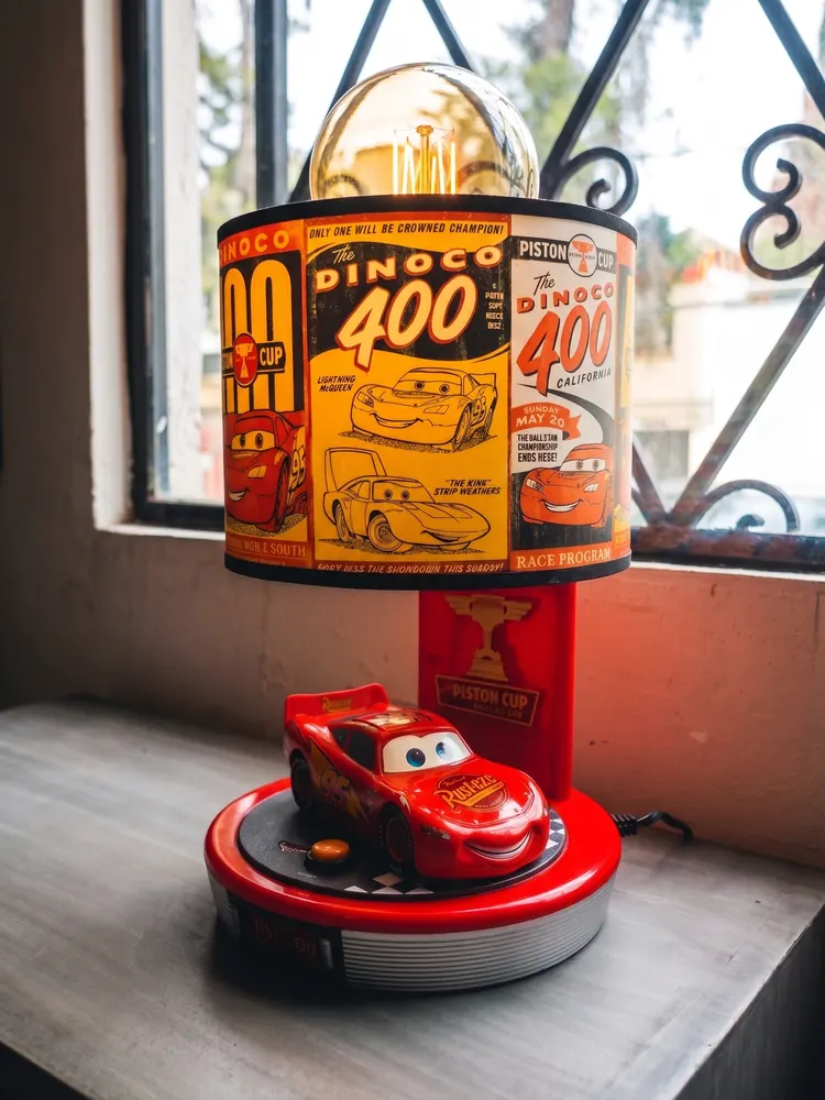 Lámpara de Dinoco 400 con Rayo McQueen en la base